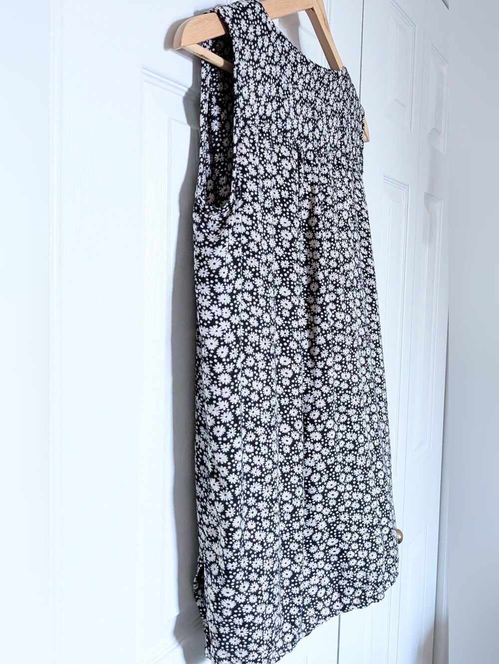 Vintage Black & White Floral Daisy Button-Front Blouse. Size Large.
